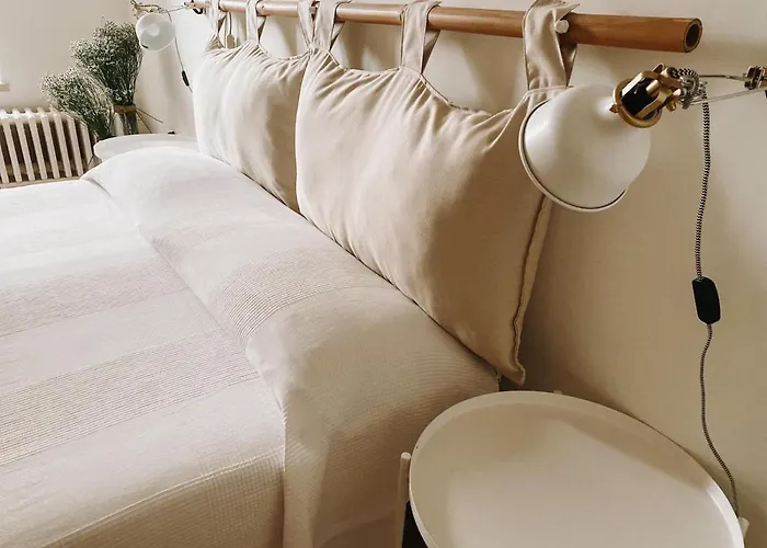 לינה וארוחת בוקר Marnudd 4*