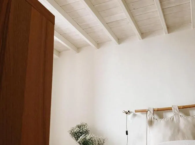 לינה וארוחת בוקר Marnudd 4*